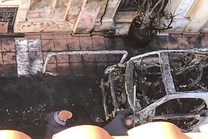 Moncalieri, auto in fiamme: sosta selvaggia ostacola i vigili