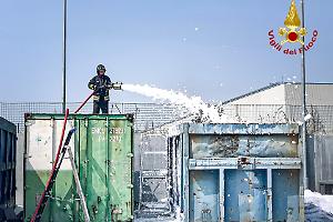 Fiamme al Bennet di Chivasso: il compattatore esplode in un rogo improvviso