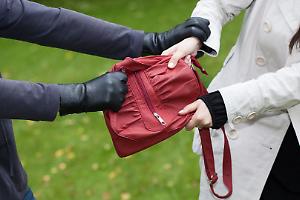 Canavese, rubano le chiavi ai pensionati davanti al Lidl e corrono a svaligiargli casa