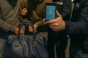 Torino, rubano la borsa in un bar, ma il GPS li incastra: arrestati due ladri