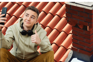 Selfie "pericolosi" sui tetti pericolanti: minorenni identificati a Cuorgnè