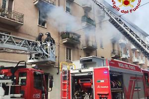 Fiamme in via Nicola Fabrizi, evacuate quattro persone (VIDEO)