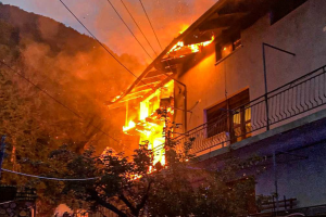 Tetto in fiamme, paura in Valle: vigili del fuoco al lavoro per ore