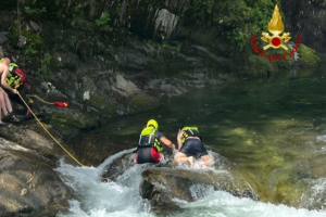 Travolto dal torrente, si salva per miracolo