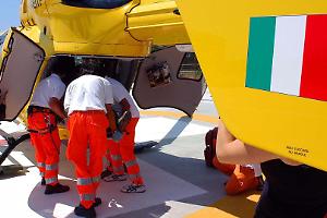 Scontro drammatico in via Garibaldi: giovane di 22 anni estratto dalle lamiere e trasportato in elisoccorso