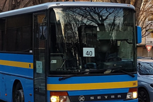 Autobus bloccato e autista minacciato: panico a bordo in piazza Bengasi