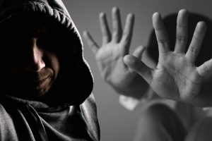 Pistola alla tempia alle due del pomeriggio in piazza Rondolino a Ivrea: la brutale aggressione subita da una giovane