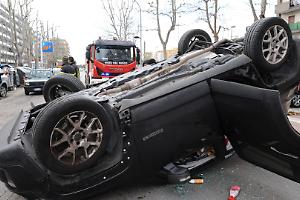 Auto si ribalta a Torino: paura in corso Peschiera