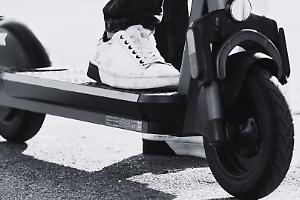 Tragedia all’alba a Milano: travolto in monopattino, muore a 20 anni