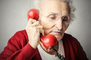 Truffano un’anziana e scappano con i soldi: arrestati tre criminali in trasferta