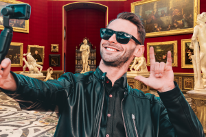 Selfie mancato, capolavoro sfondato. Quando il turista "cretino" cade e danneggia un dipinto agli Uffizi