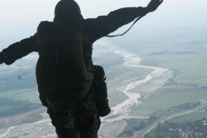 Paracadutista in gravi condizioni a Vercelli: il dramma di un lancio finito male
