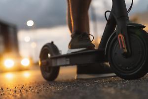 Incidente a Chivasso: scontro tra monopattino contromano e auto del comandante della polizia locale