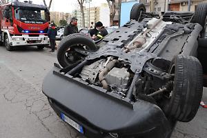 Notte di paura a Chieri: si ribalta per evitare un animale