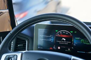 Bus fuori strada sulla provinciale 142: traffico in tilt