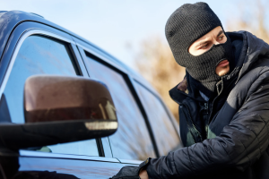 Operaio di Volpiano sequestrato, rapinato e minacciato con la pistola: tutto per un "merlo"...