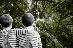 Vivono nel bosco senza identità: la storia sconvolgente di due bambini "fantasmi" per lo Stato