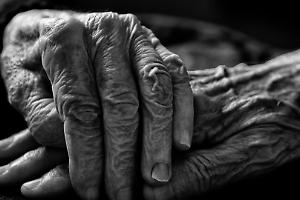 Minacce alla madre anziana, arrestato: a Mirafiori Nord un uomo fermato con un coltello