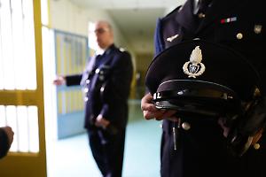 Ivrea, parla l’ispettore accusato delle violenze in carcere: «Non mi risulta che l’acquario fosse usato come punizione»