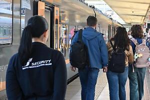 Accerchiata e palpeggiata dagli ultrà del Napoli: abusi su una vigilante a Porta Nuova