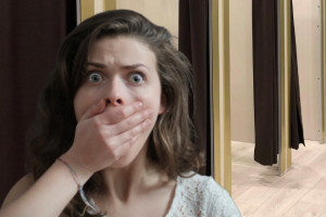 Si spoglia nel camerino di un negozio e viene fotografata di nascosto