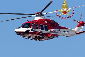 Cade nel lago di Malciaussia mentre va in bici: salvata in elicottero