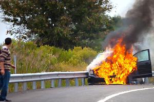  Auto in fiamme sull’A21, passeggeri in fuga