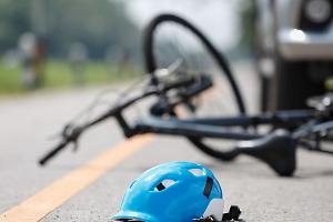Ciclista travolto in pieno centro a Valperga