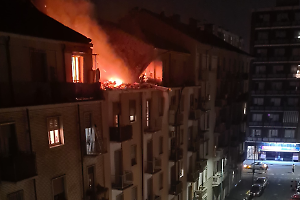 “Scappate, il palazzo brucia!”: Torino si sveglia tra le fiamme. Una vita spezzata, cinque feriti, un quartiere in lacrime