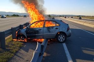 Incidente autostradale nel Pinerolese: un'auto prende fuoco, conducente in ospedale