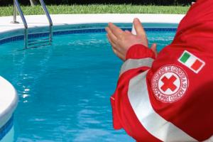 Panico in piscina a Chivasso: bimbo rischia l'annegamento, salvato