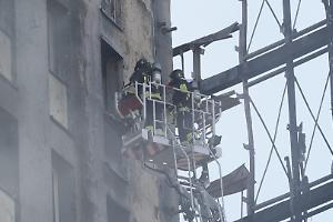 Notte di paura a Novara: incendio in un palazzo, residenti soccorsi intrappolati ai piani alti