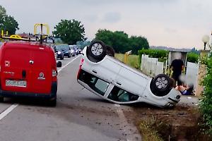 Auto finisce fuori strada a Cambiano. Due ragazze ferite, traffico in tilt