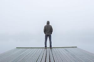 Giovane tenta il suicidio a Venaria, cittadini lo convincono a desistere