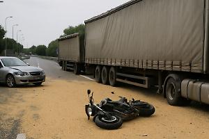 Autotreno perde il carico sulla tangenziale sud: grano sulla carreggiata, traffico nel caos e un ferito