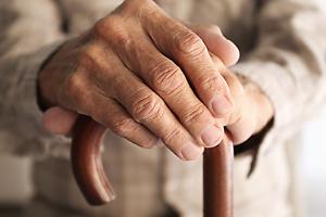 Anziano di 82 anni mette in fuga col bastone un rapinatore. Era stato immobilizzato