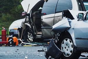 Scontro frontale sulla A5 vicino a Volpiano: un’auto si ribalta e l’altra finisce fuori strada