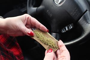 Guida sotto effetto di stupefacenti e con marijuana nascosta in auto