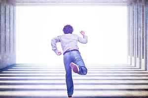 È evaso con le stampelle per cercare la ex: il padre lo denuncia, ma il giudice lo rimette in libertà