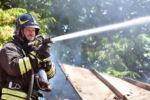 Incendio doloso tra Ciriè e San Carlo Canavese: cantiere di villette in legno devastato dalle fiamme