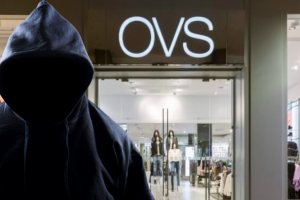 Minaccia con coltello l'addetto alla sicurezza di un negozio Ovs: arrestato per rapina