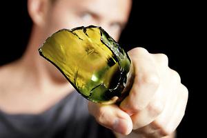 Padre e figlio "massacrati" e feriti con un coccio di bottiglia davanti all'ospedale da un ragazzo tunisino. Potevano morire