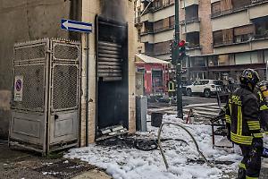 Fumo e fiamme in pieno centro a Torino: gelateria distrutta e quartiere sotto shock (FOTO)