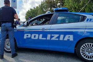 Si lancia dal balcone: due agenti la afferrano al volo e le salvano la vita