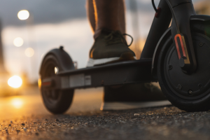 Auto contro monopattino in centro a Cirié: portiera distrutta, due feriti