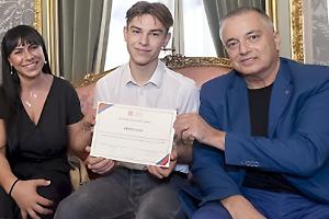 Diciassettenne sfida un branco di bulli e salva un uomo: il coraggio di Cristi Savin premiato in Regione Piemonte
