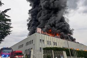 Incendio all'Eurostamp di Pianezza: fumo visibile a distanza (VIDEO)