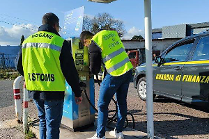 Blitz delle Dogane sui distributori irregolari: chiuso anche un impianto a San Carlo Canavese