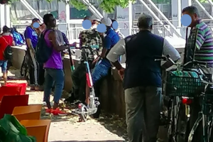 Il suk abusivo dilaga su lungo Dora Napoli: la protesta dei negozianti e il rebus dei controlli