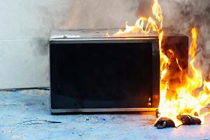 Paura in centro a Chivasso, appartamento in fiamme per un microonde in corto circuito